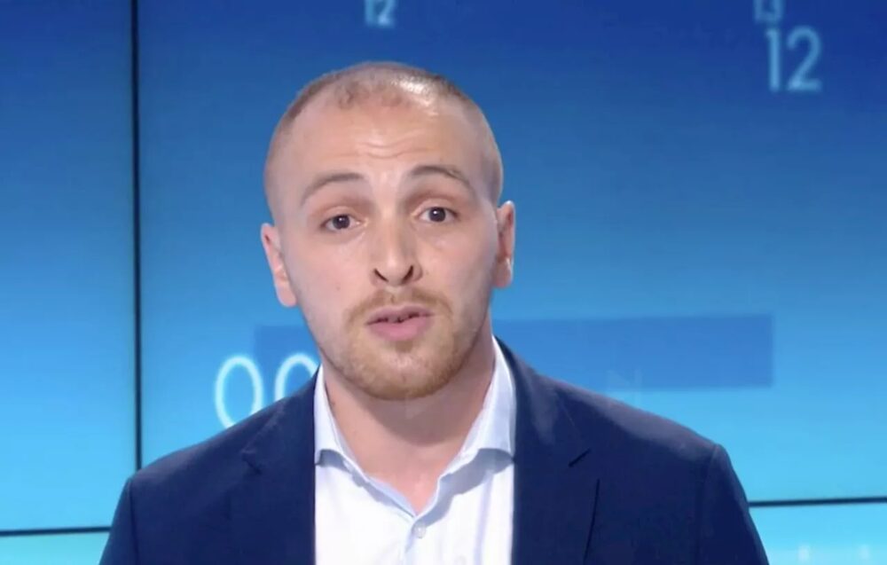 Matt̶hieu Valet sur un plateau de télévision